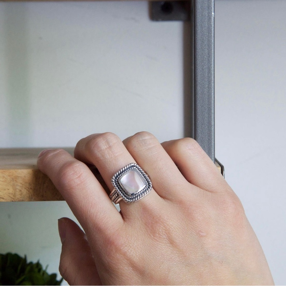 NWT Sterling Silver Mother of Pearl Statement Ring - Picture 4 of 4